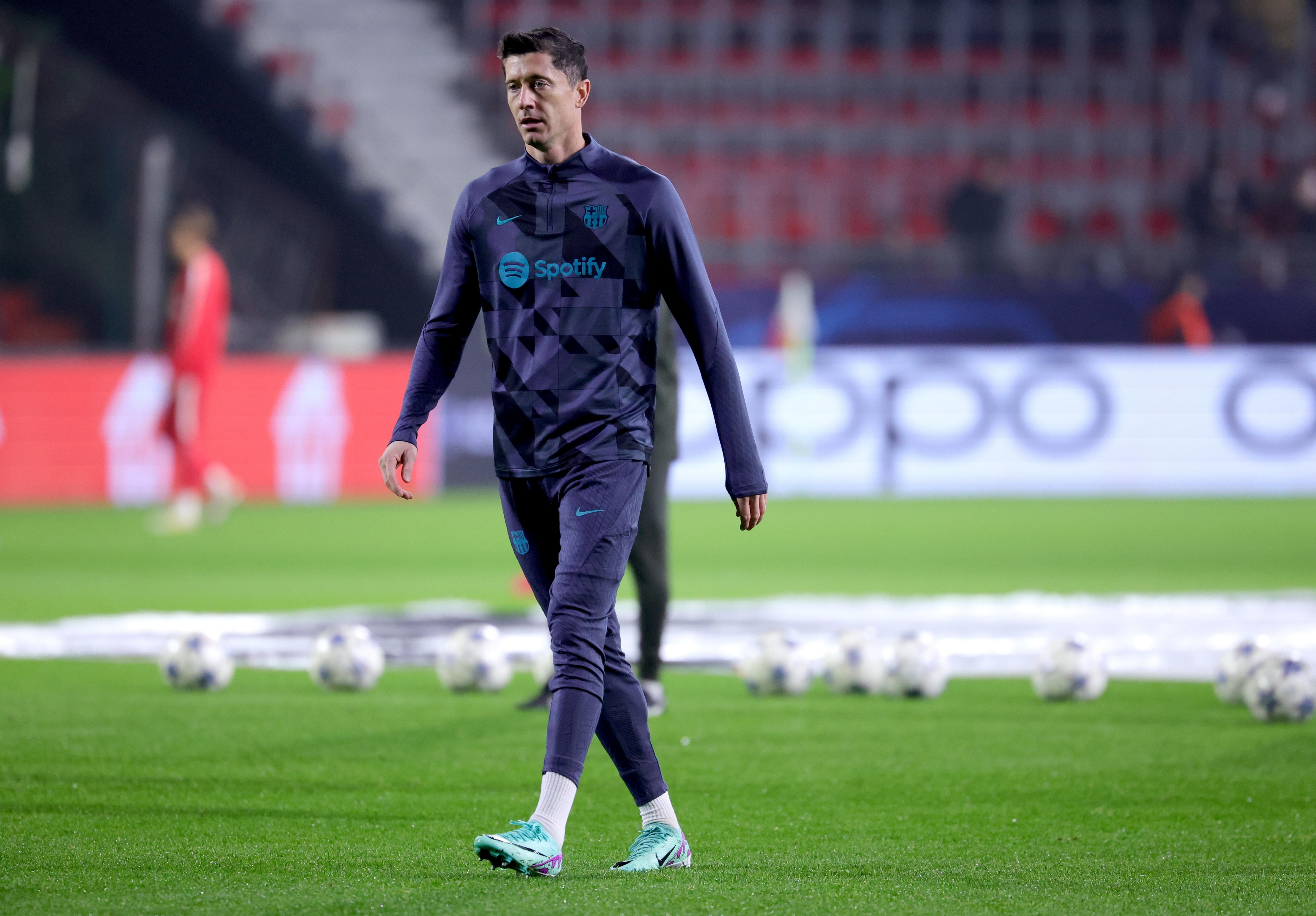 Robert Lewandowski, durante el calentamiento del partido frente al Amberes. EFE/EPA/OLIVIER MATTHYS