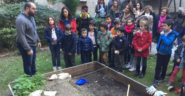 Los niños atienden las explicaciones del monitor durante una actividad en el Museo de Jaén.