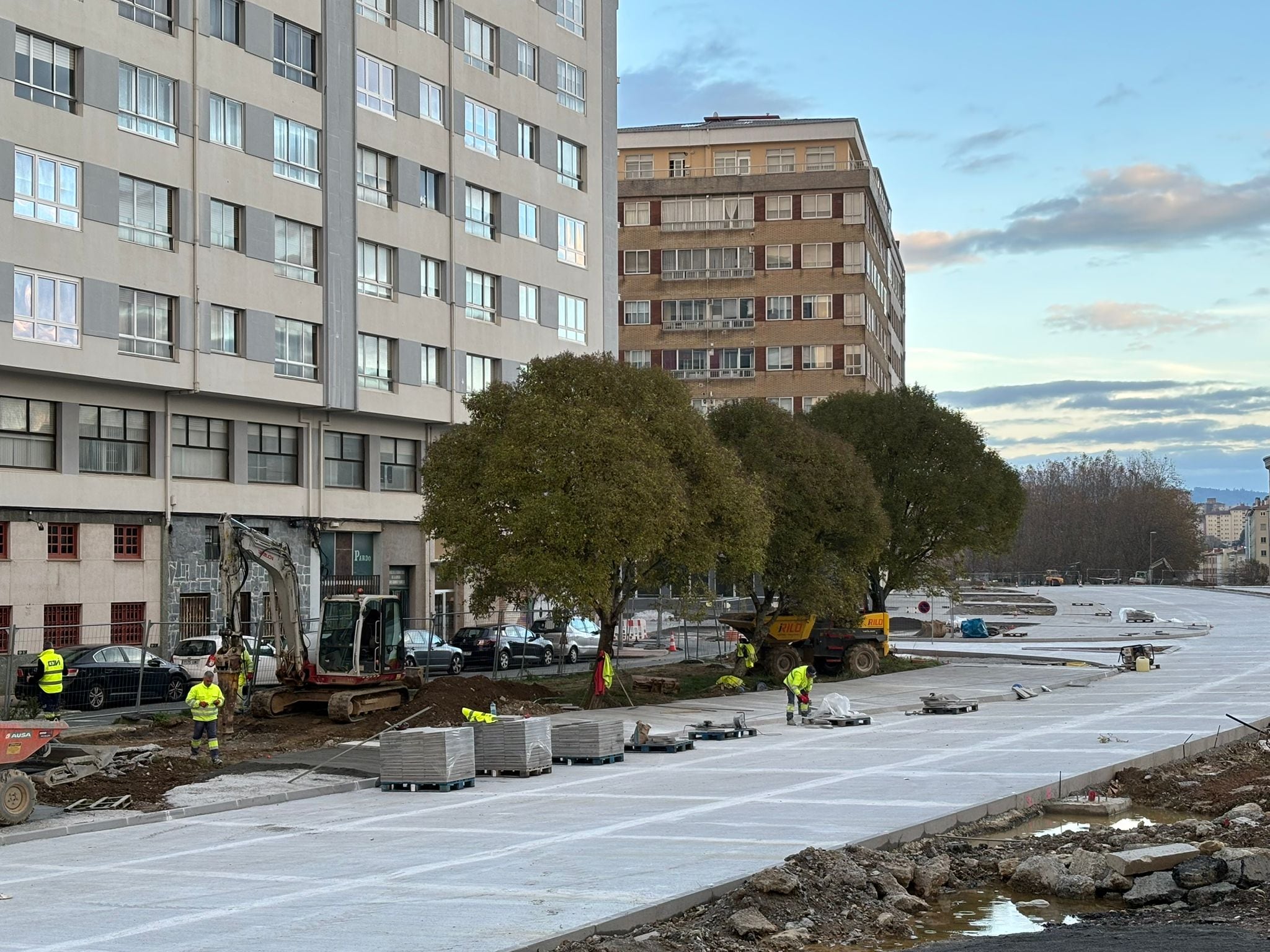 Obras de la avenida de As Pías, en su tramo junto a A Porta Nova, en la tarde de este miércoles (foto: Raúl Salgado)