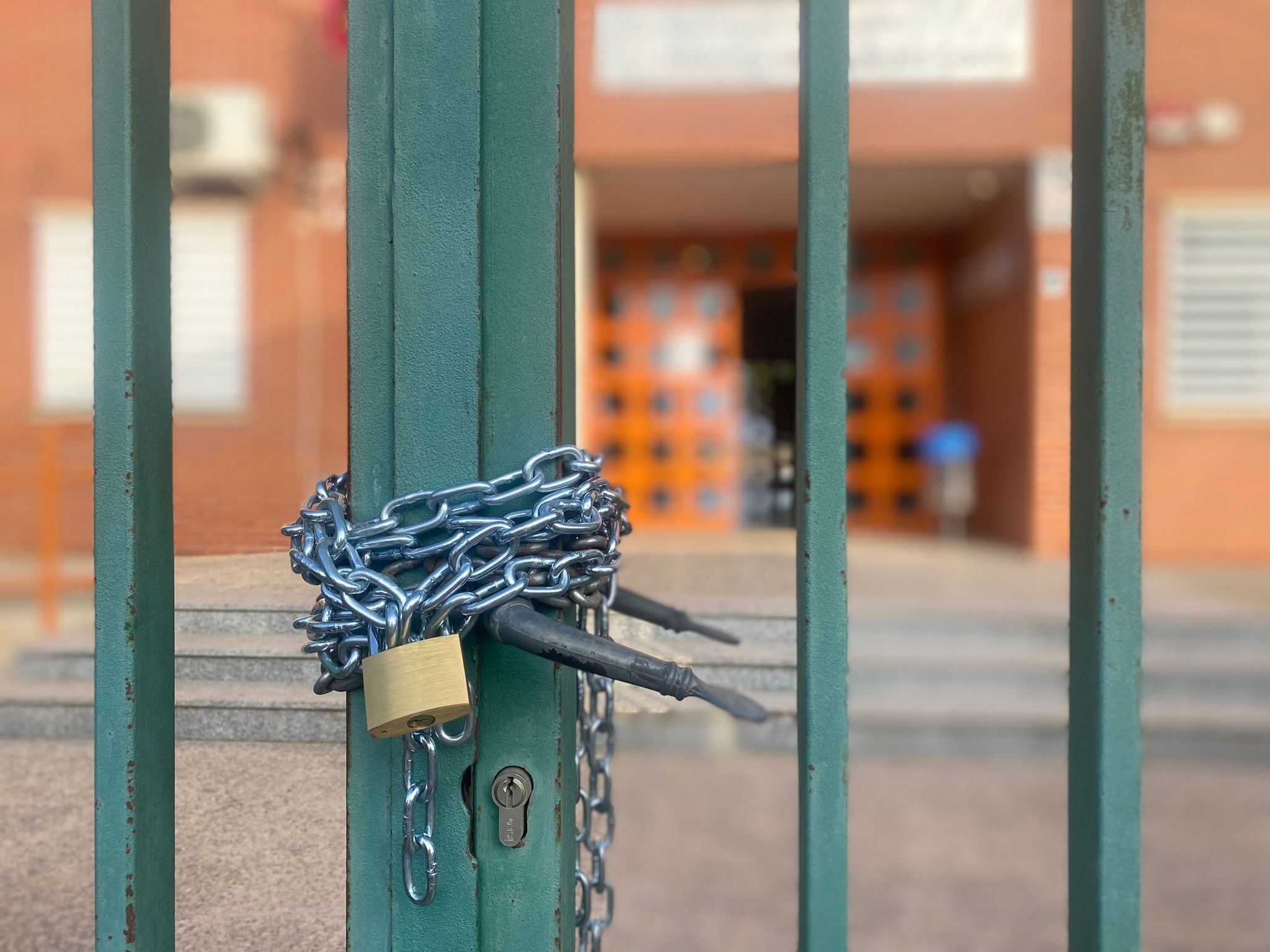 Los colegios y el instituto de  Los Alcázares amanecen con cadenas como protesta por los barracones