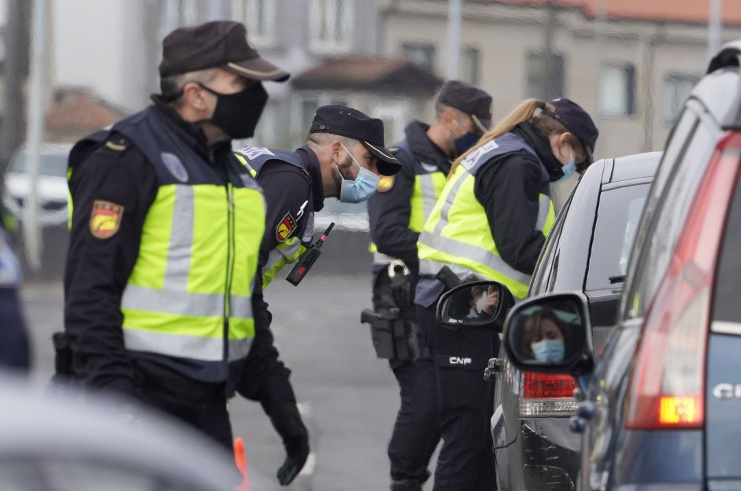 Varios de los agentes de la Policía Local realizando un control de movilidad en la salida de Santiago de Compostela.