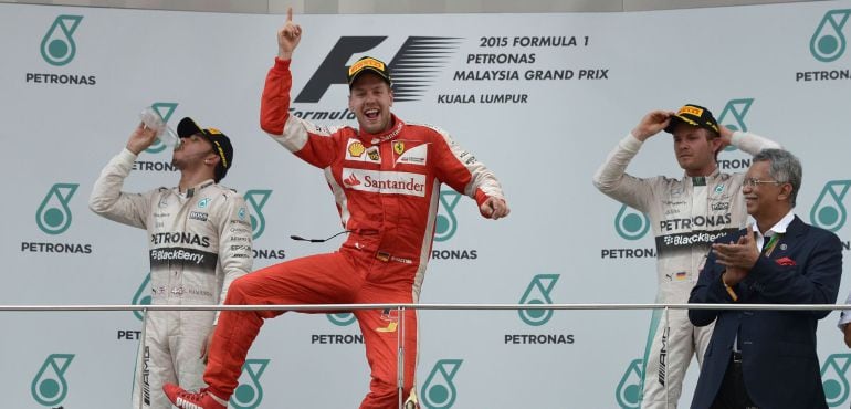 Vettel celebra su victoria en el GP de Malasia 2015.