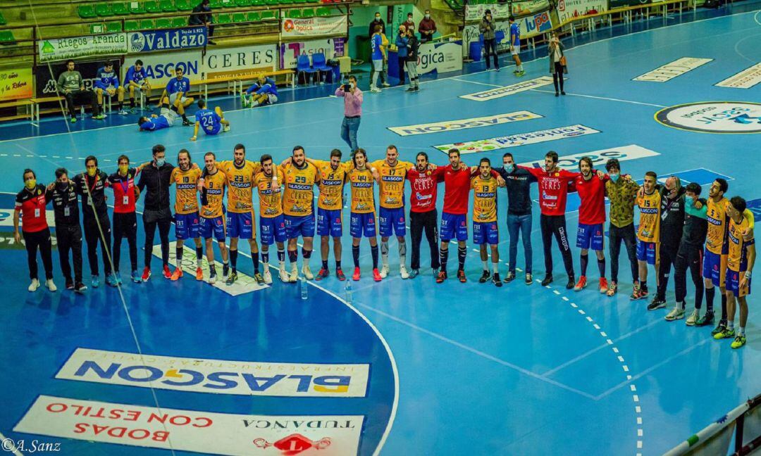 La plantilla al completo celebra su triunfo ante Valladolid en la grada donde se ubicaban los incondicionales ribereños.