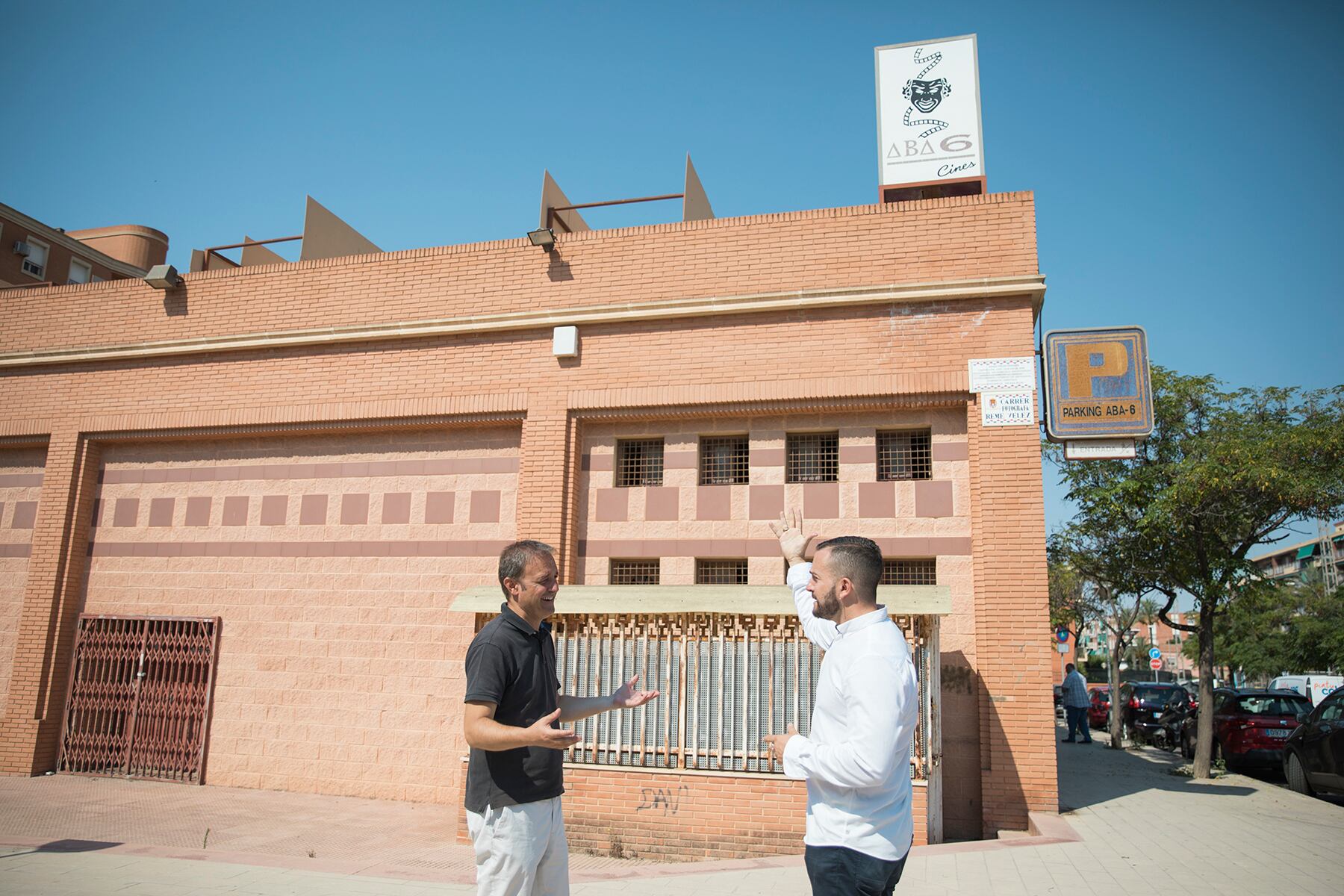 Los concejales de Compromís, Natxo Bellido y Rafa Mas, a las puertas de los cines Abaseis