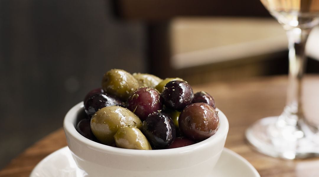 Aceitunas durante un aperitivo