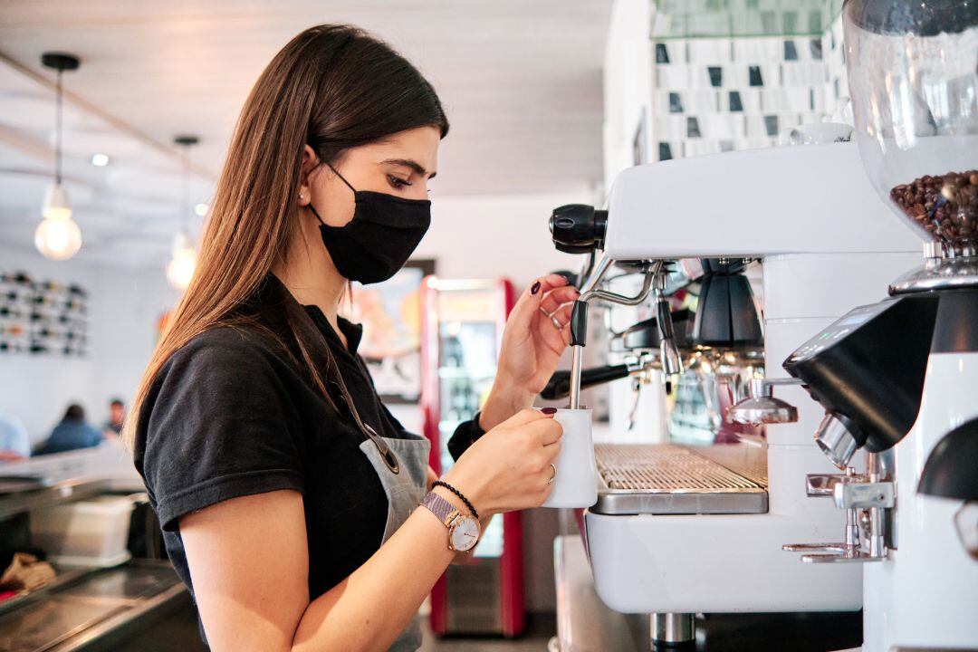 Trabajadora en una cafetería 