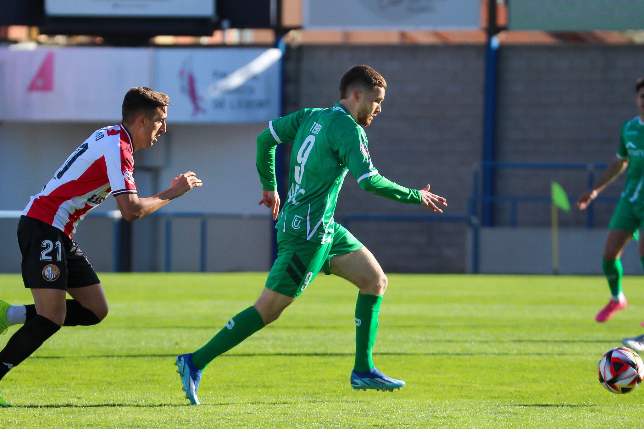 Jaime Paredes persigue a Teddy Sutherland en un lance de la primera mitad / UE Cornellà