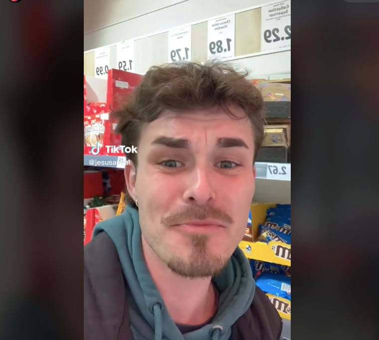 El usuario de TikTok @JesusSansal en un momento del vídeo en el que recoge su experiencia en la semana española de un Lidl holandés