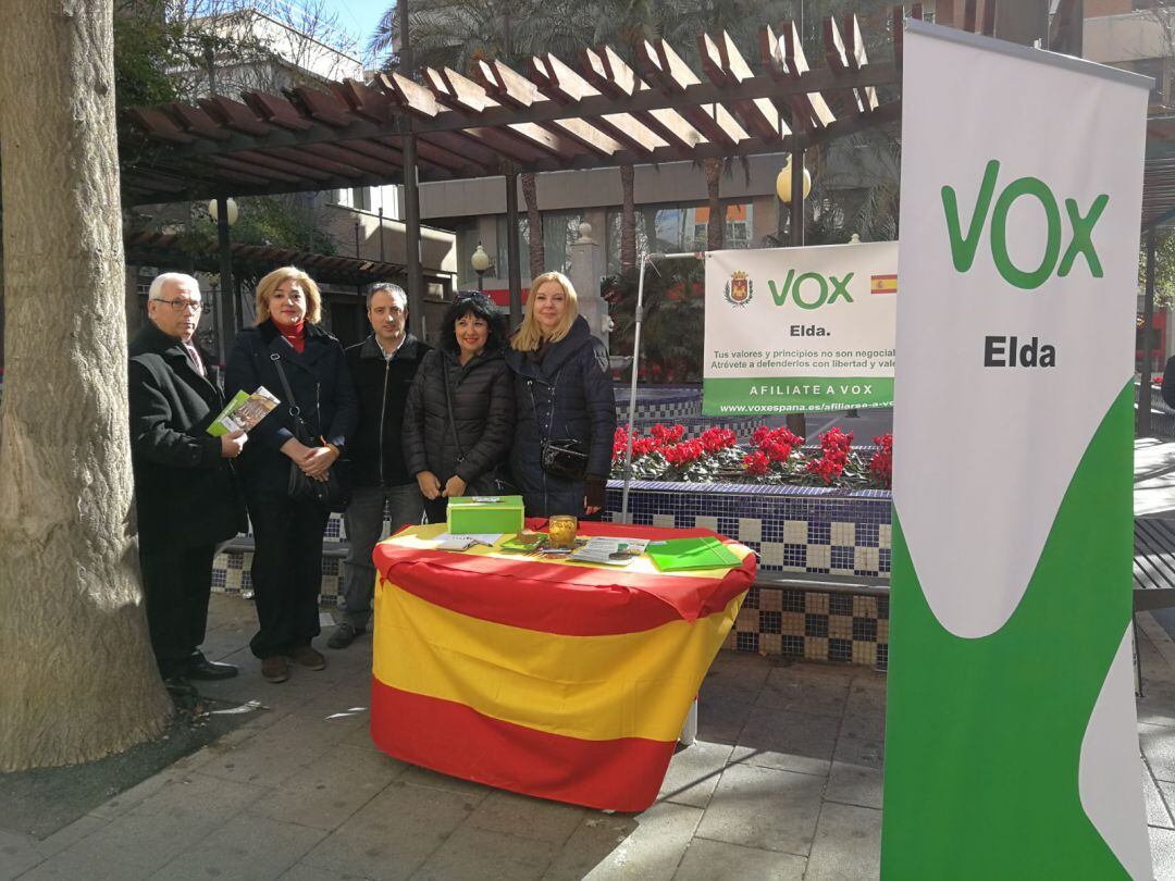 Mesa informativa de Vox en Elda