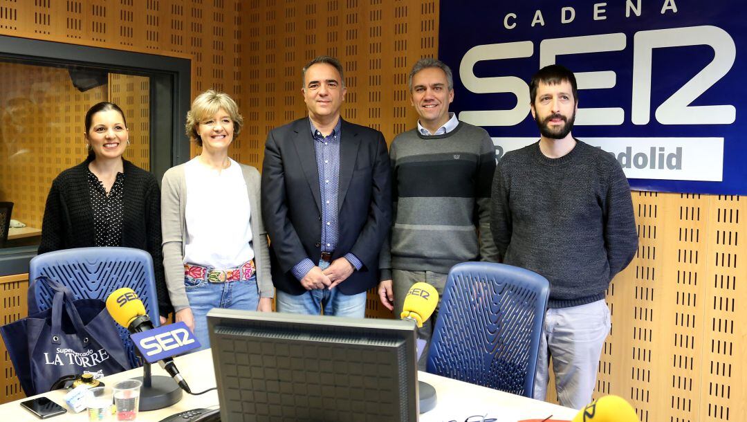 Los candidatos, en el estudio de Radio Valladolid, junto al director de Contenidos, Javier Cuevas (c)