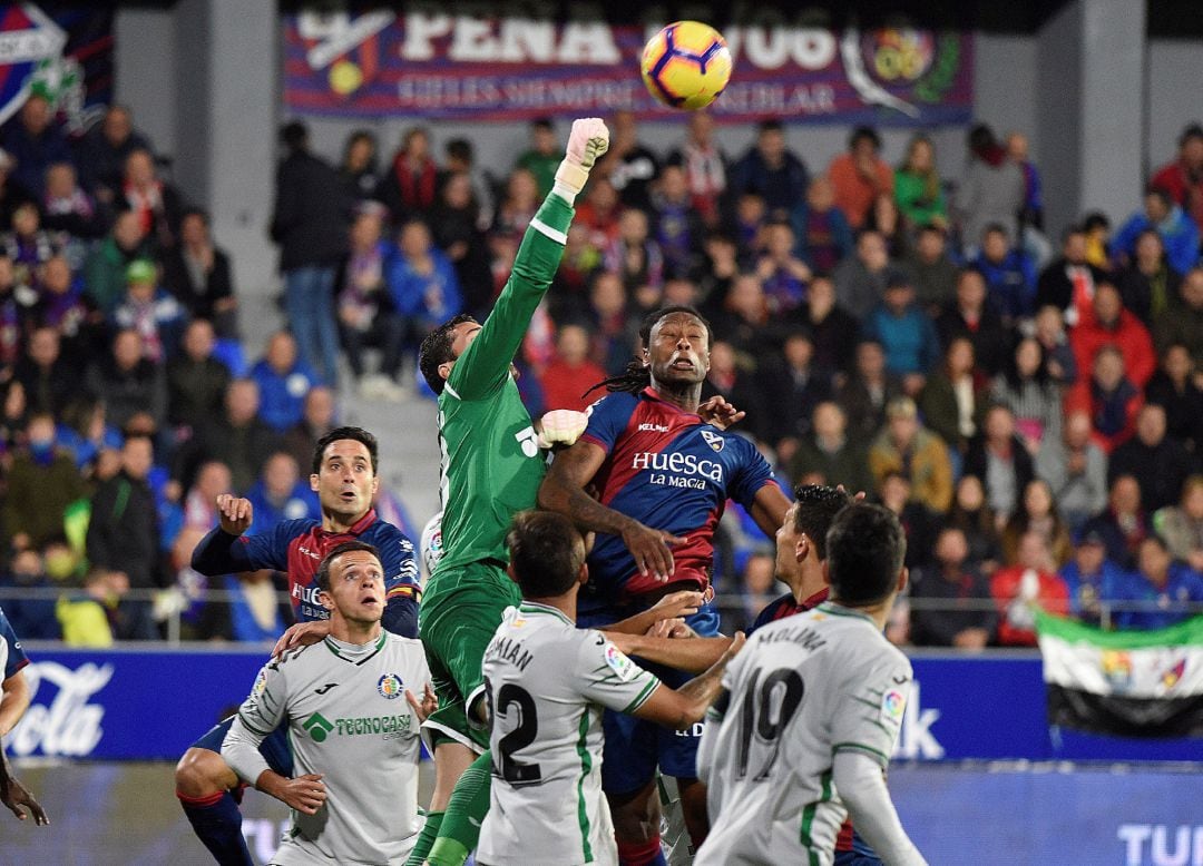 El portero del Getafe David Soria, despeja el balón durante el partido