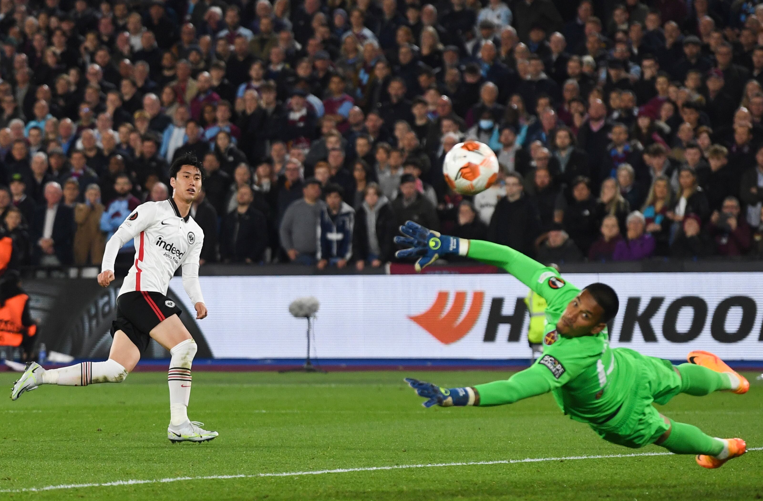 Daichi Kamada intentando batir a Areola durante el West Ham-Eintracht