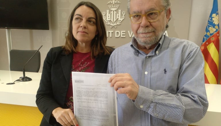 Los concejales Anaïs Menguzzato y Ramón Vilar enseñan el documento falso