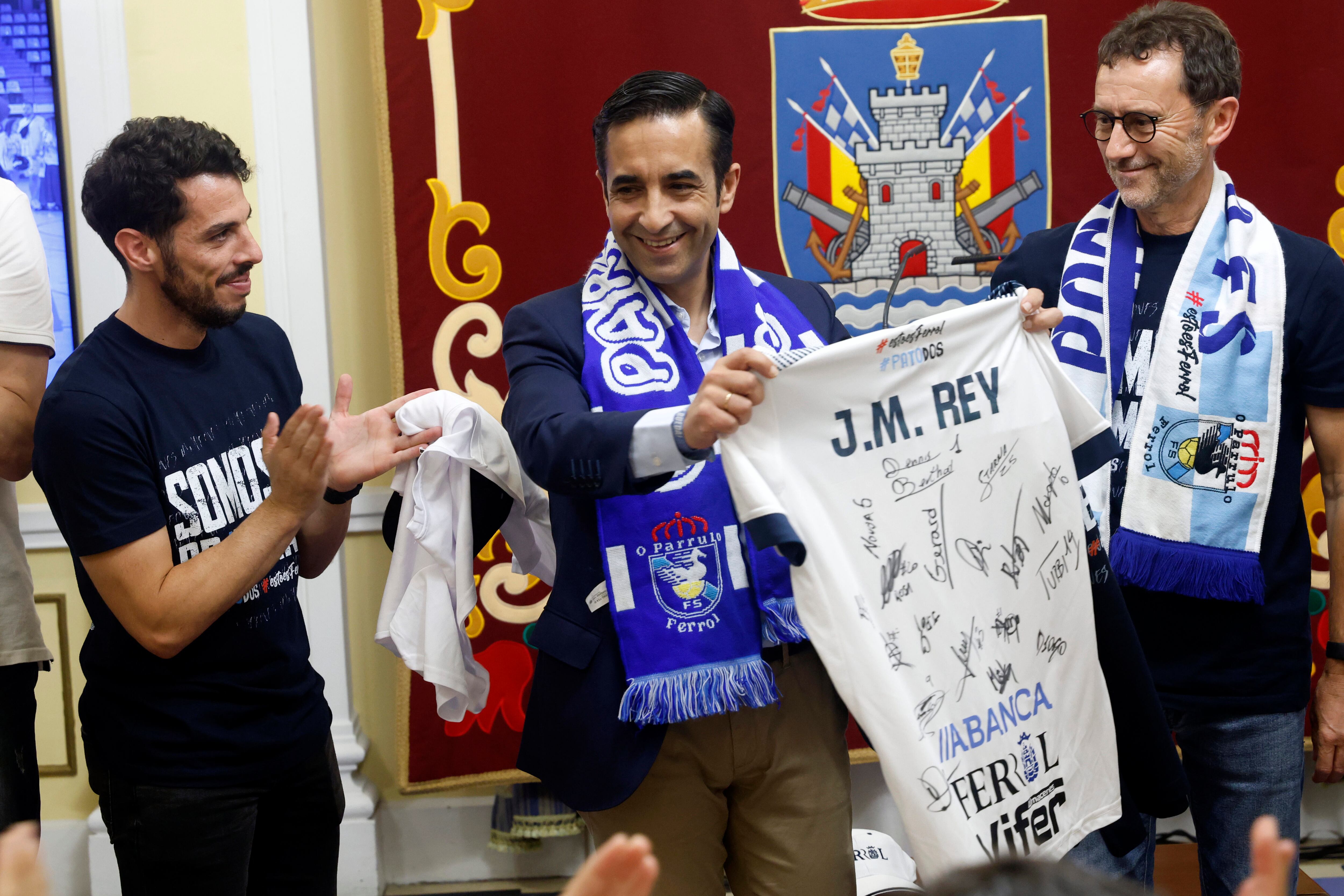 Jugadores y cuerpo técnico de O Parrulo, junto al alcalde de Ferrol, José Manuel Rey Varela, durante la celebración de su regreso a la Primera División de fútbol sala este domingo (foto: Kiko Delgado / EFE)