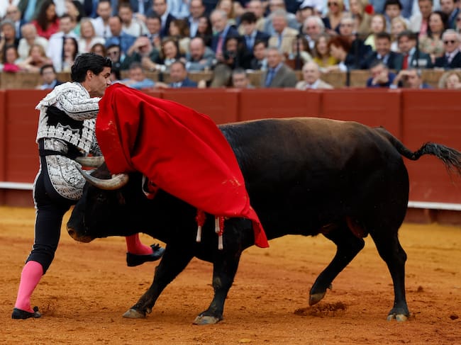 SEVILLA, 20/04/2024.- El diestro Pablo Aguado con su primer toro en el penúltimo festejo de la Feria de Abril, hoy sábado en la Real Maestranza de Sevilla, con toros de Victoriano del Río. EFE/ Julio Muñoz