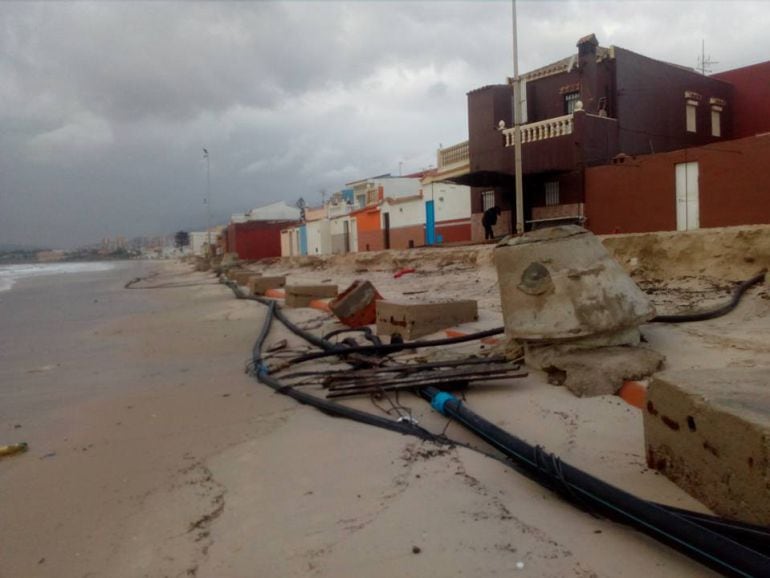 Destrozos en la playa de El Rinconcillo como consecuencia del temporal