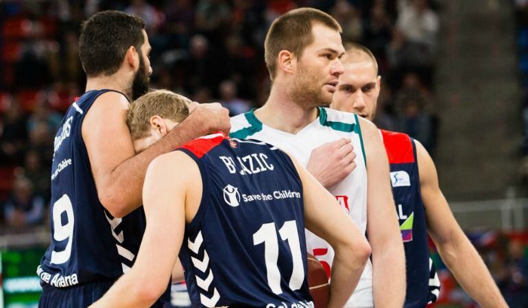 Bourousis abraza a Blazic en el Buesa Arena.