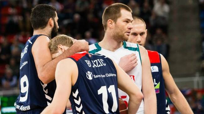 Bourousis abraza a Blazic en el Buesa Arena.