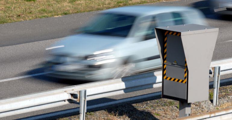 Un radar controla la velocidad de los coches.