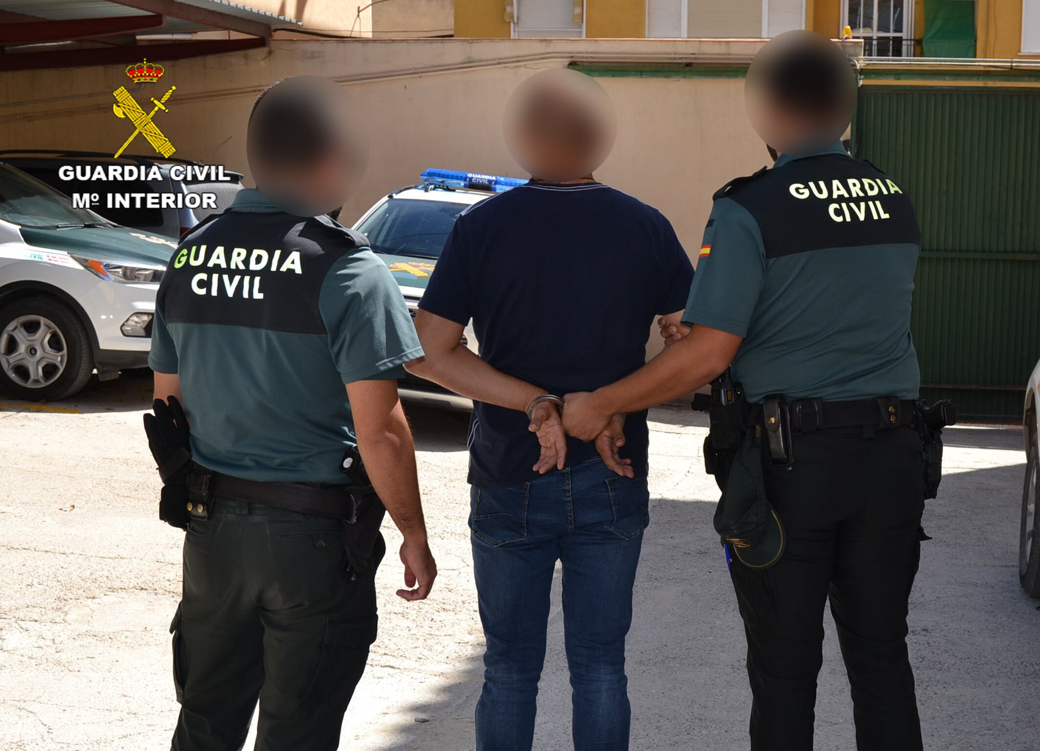 Agentes de la Guardia Civil trasladan a uno de los arrestados