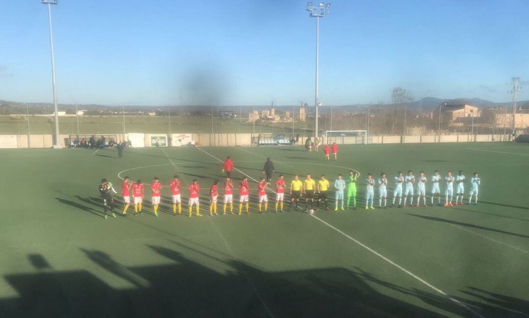Los jugadores antes de iniciar el encuentro