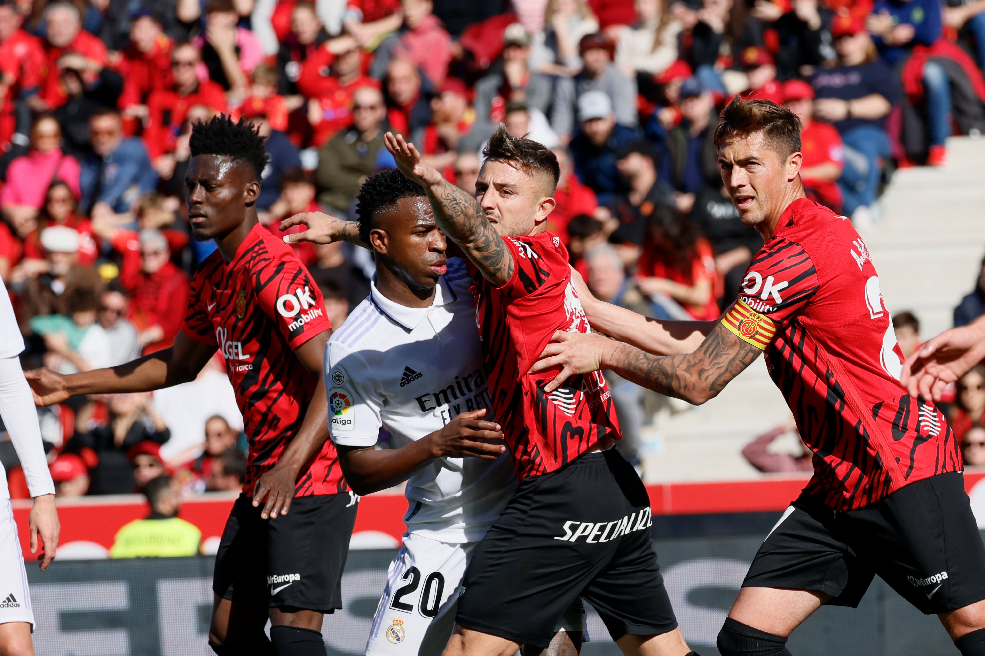 Vinicius y la defensa del Mallorca en el partido del Real Madrid en Son Moix.