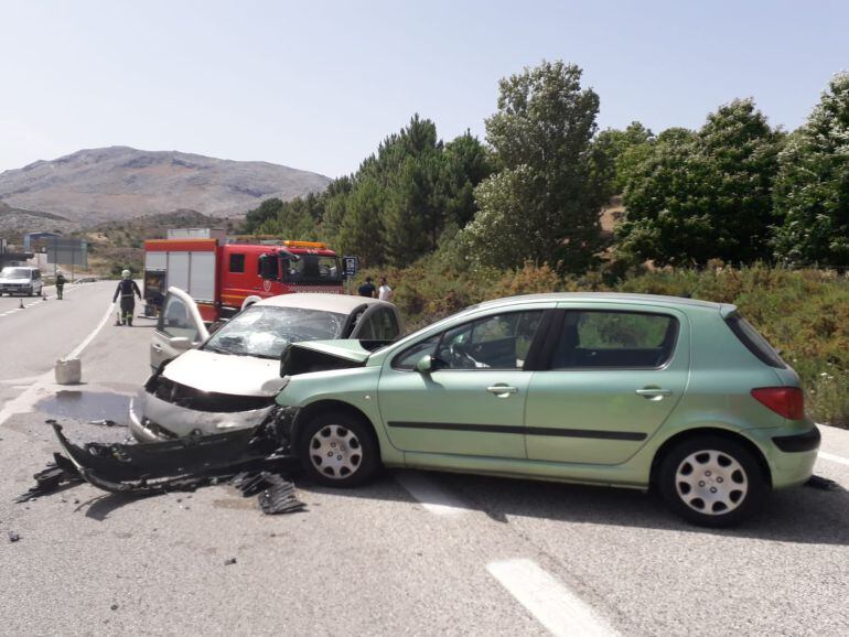 Dos de los tres coches implicados en el accidente de tráfico de este miércoles.