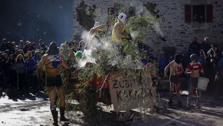 Vecinos de la localidad navarra de Ituren, disfrazados con pieles de animales, durante el carnaval rural de Ituren y Zubieta