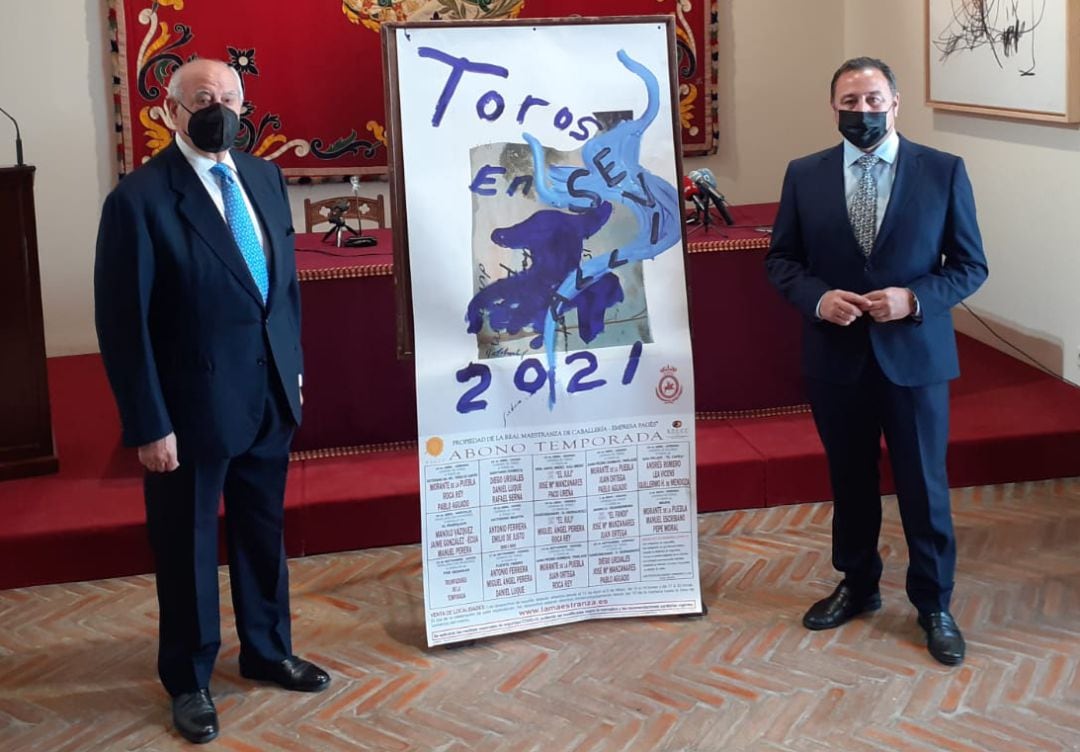 El empresario Ramón Valencia, a la izquierda, y el delegado del Gobierno de la Junta en Sevilla, Ricardo Sánchez, posan junto a los carteles de la temporada 2021 en la Maestranza