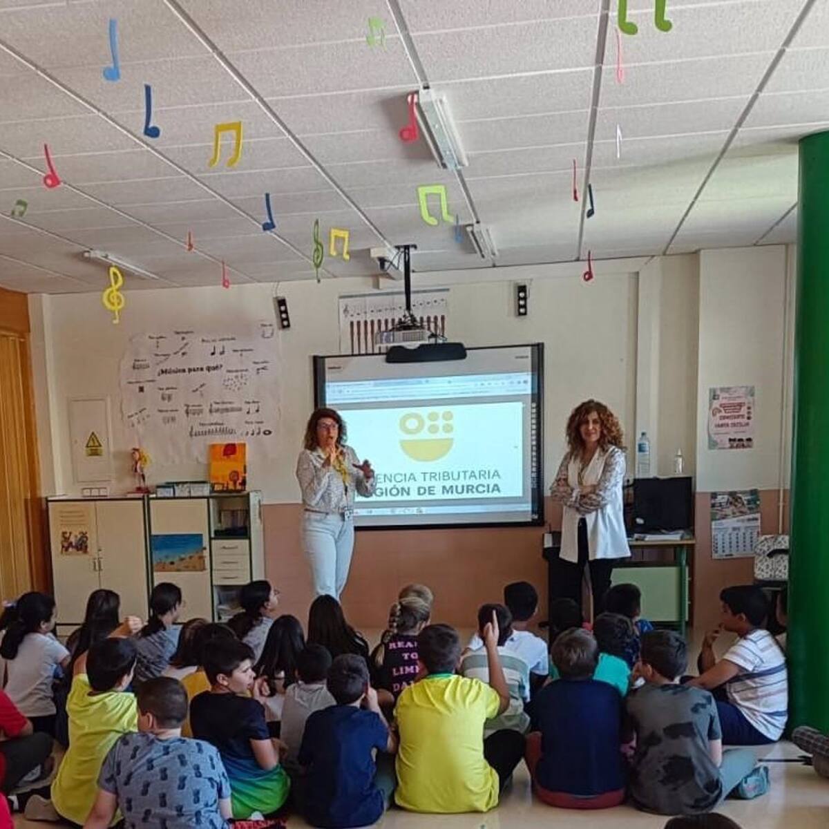 Más de 6.200 alumnos de un centenar de centros de la Región de Murcia aprenden qué son los impuestos y para qué sirven