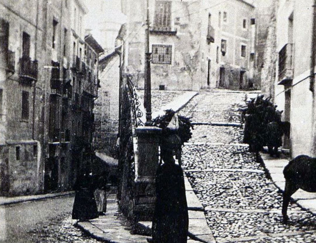 Subida al Carmen antes del derribo de las casas para la ampliación y ensanche de la calle Alfonso VIII. 