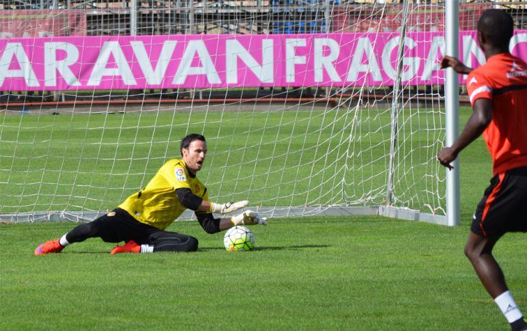 Manu Herrera deteniendo un disparo de Diamanka en un entrenamiento del Real Zaragoza en las instalaciones de la Ciudad Deportiva