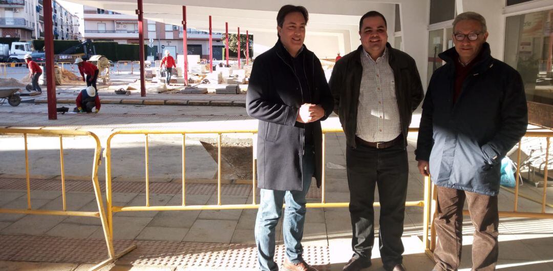 El delegado de Fomento y Vivienda, José Manuel Higueras, tras su visita a las obras de la estación de autobuses de Martos con el alcalde, Víctor Torres.