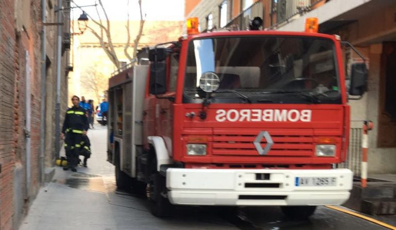 Bomberos actuando en la calle Estrada. Archivo.