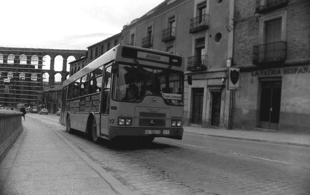 El autobús de San Lorenzo de Tussa subiendo a la Plaza Mayor por la Calle San Juan