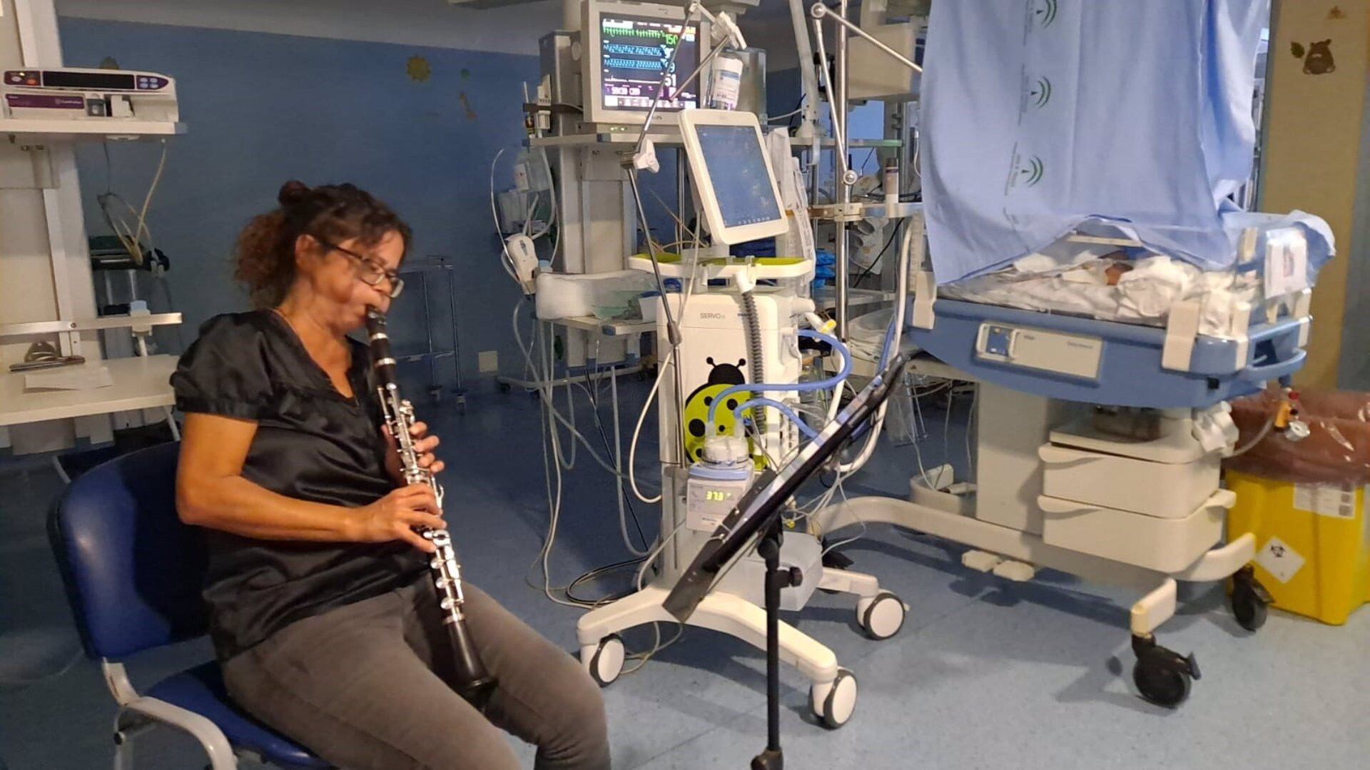 Unidad de Neonatología del Materno celebra el Día Mundial del Prematuro con musicoterapia dirigida a los bebés