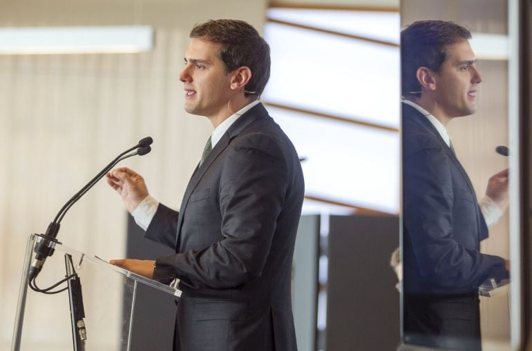 GRA053. ZARAGOZA, 1712015.- El presidente de Ciudadanos, Albert Rivera, durante su participación en un desayuno coloquio organizado por el Heraldo de Aragón, hoy en Zaragoza. EFEJavier Cebollada