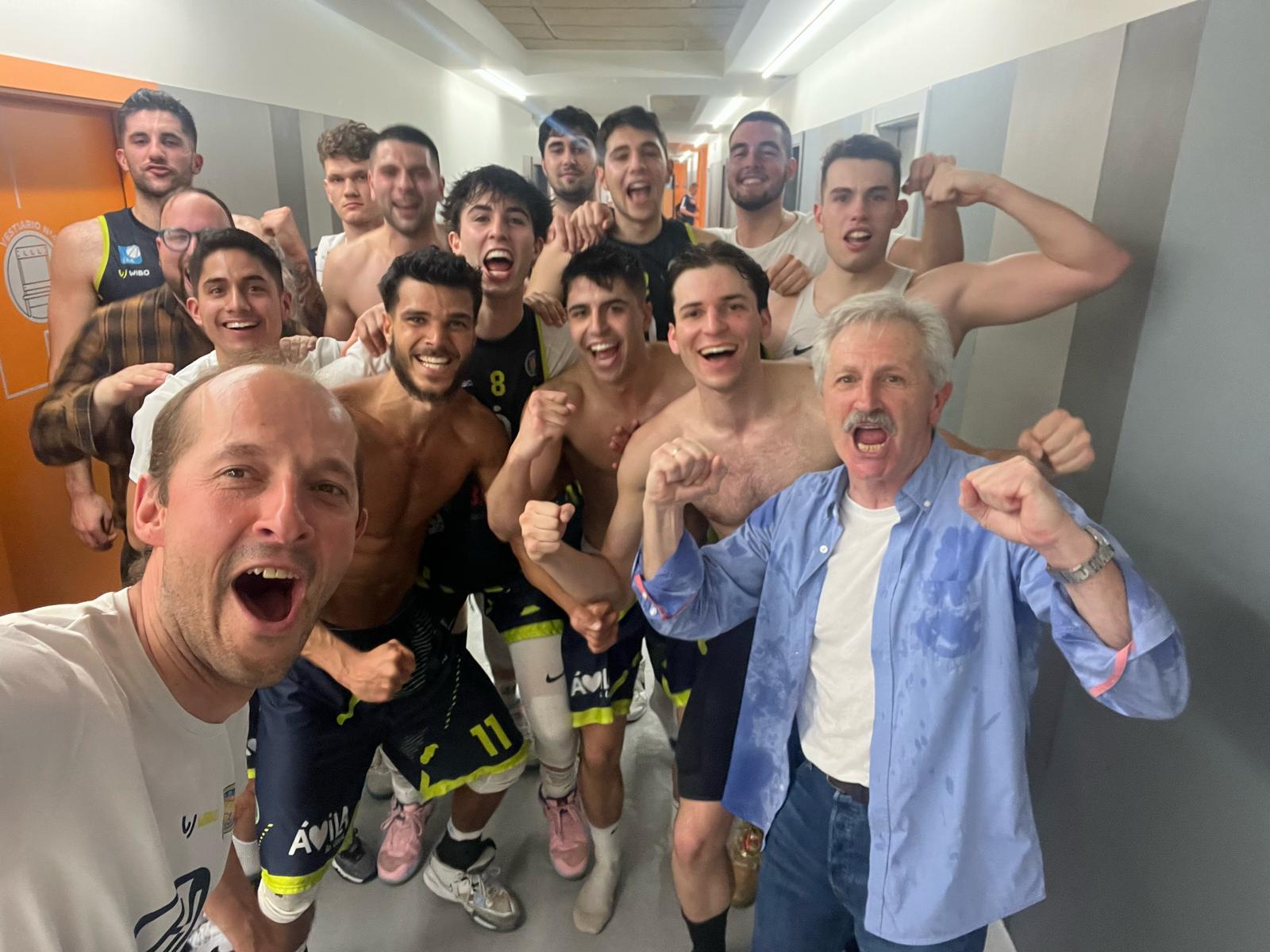 Jugadores y cuerpo técnico celebran la salvación al final del partido