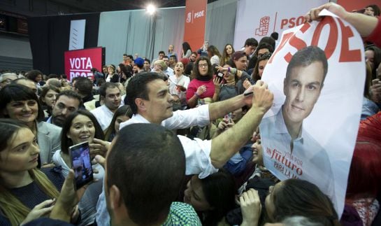 El candidato a la Presidencia del Gobierno por el PSOE, Pedro Sánchez, firma autógrafos al término del mitin que ha ofrecido en el Pabellón Principe de Asturias de Murcia