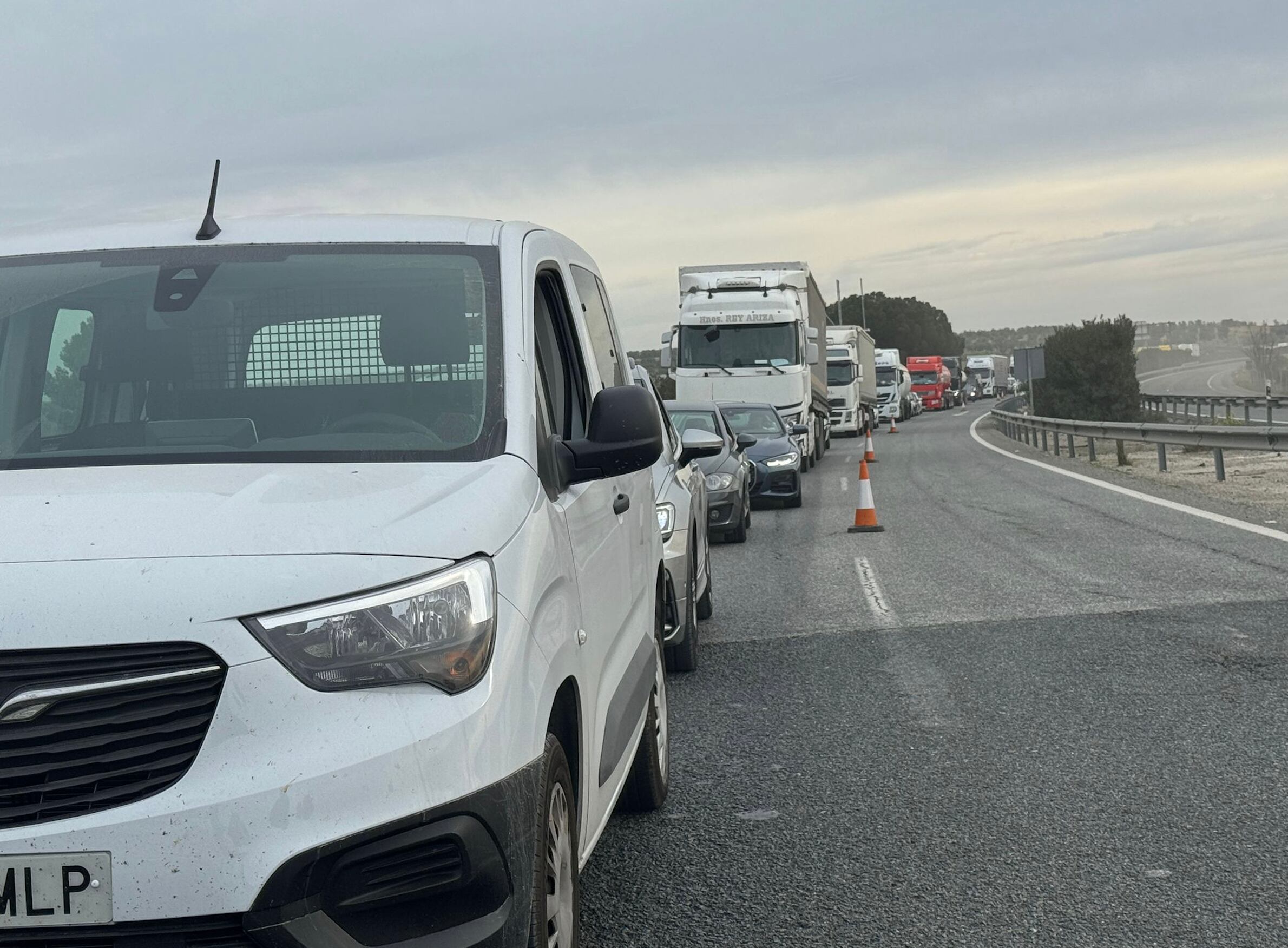 Retenciones de vehículos este jueves en la A-92 a su paso por Arahal (Sevilla) debido a los cortes de carretera que, desde el martes pasado, están protagonizando los agricultores españoles. EFE/Fermín Cabanillas