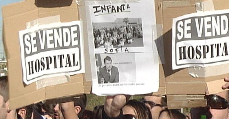 Manifestación de la marea blanca frente al Hospital Infanta Sofía de Sanse