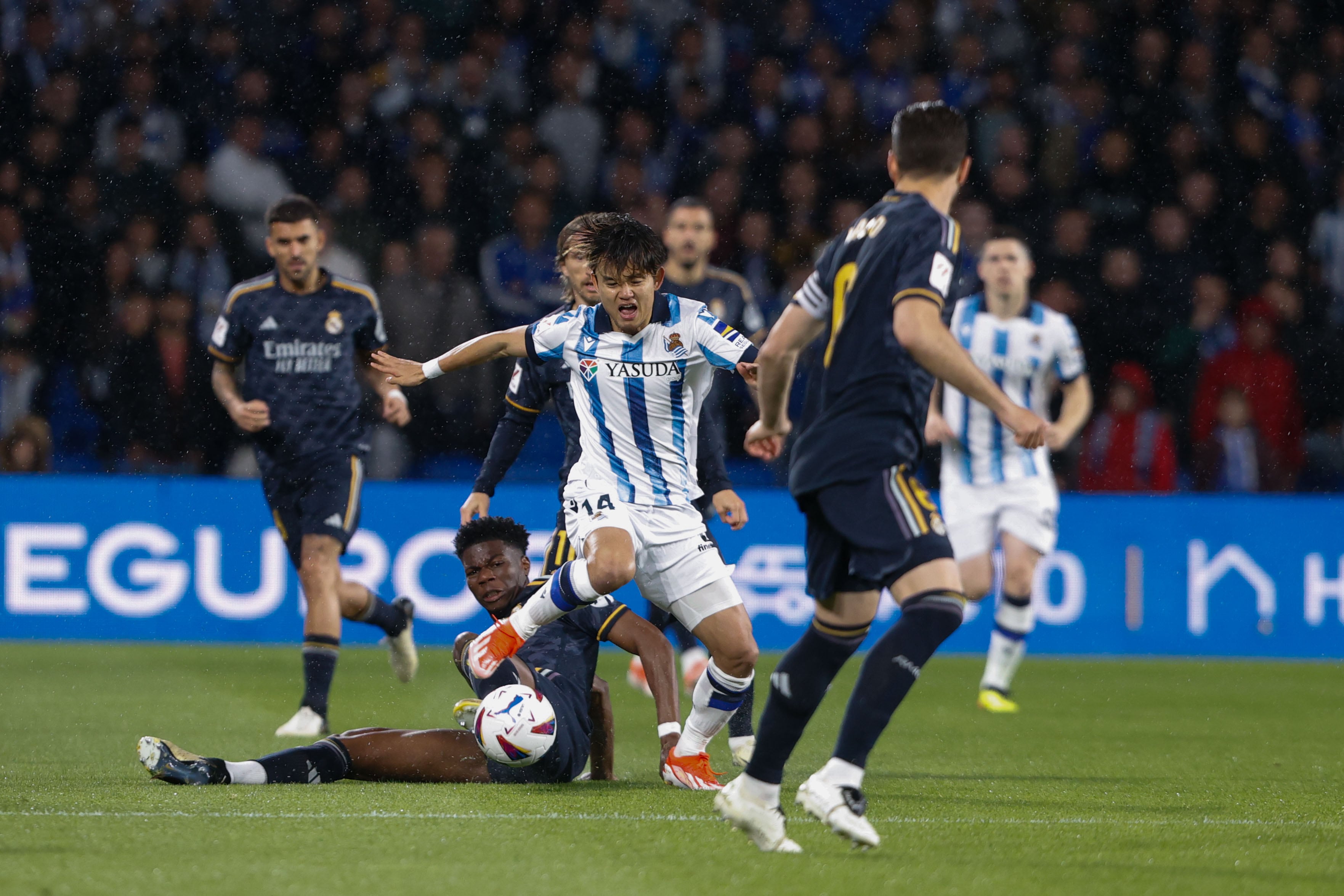 Take Kubo trata de zafarse de Aurélien Tchouameni en el Real Sociedad - Real Madrid