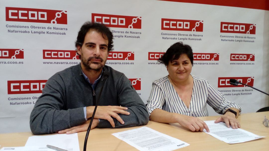 Vicente Sánchez, secretario general de la federación estatal de Construcción y Servicios de CCOO y su homóloga en Navarra, Pilar Piñeiro.