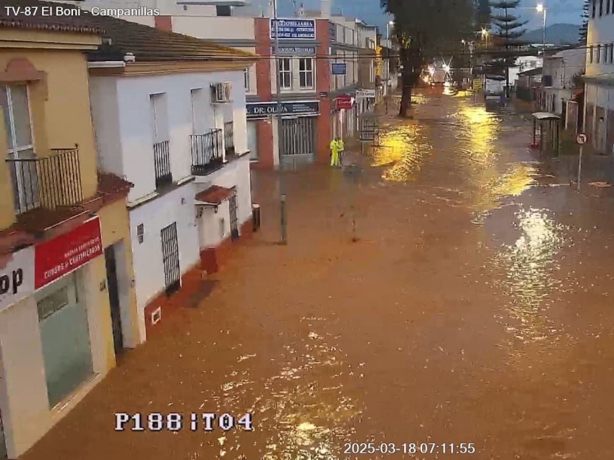 El río Campanillas se desborda en Santa Amalia y El Brillante y obliga a rescatar a una mujer de un vehículo