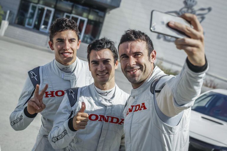 Los pilotos de Honda posan para un &#039;selfie&#039;, en un acto oficial del equipo