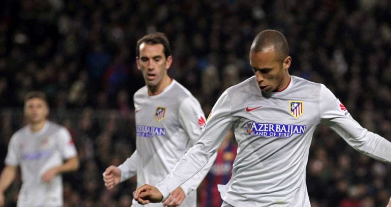 GRA404. BARCELONA, 21/01/2014.- El defensa brasileño del Atlético de Madrid Joao Miranda (i) controla el balón junto al uruguayo Luis Suárez (d), del FC Barcelona, durante el partido de ida de los cuartos de final de la Copa del Rey que se disputa hoy en 