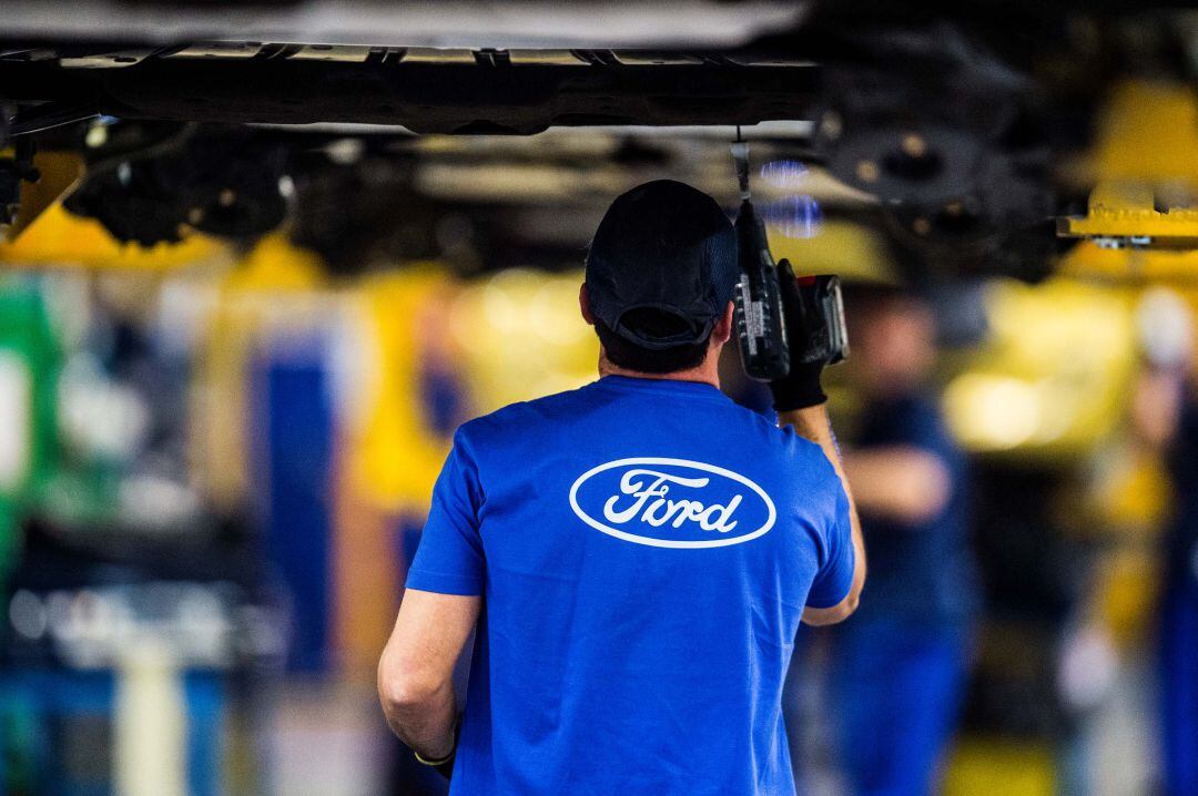 Un trabajador de Ford Almussafes remata un vehículo de la marca que se produce en esta planta valenciana. 