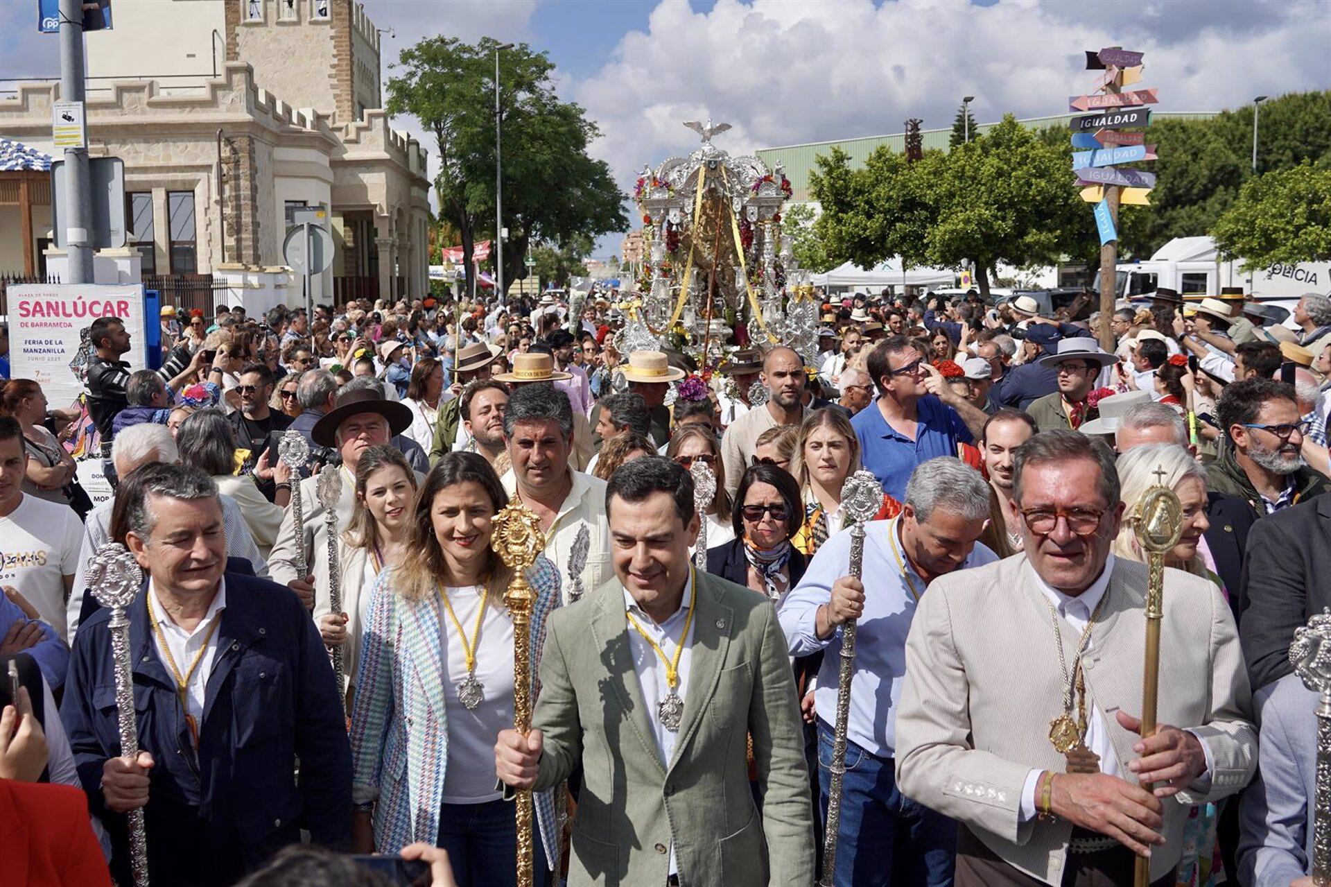 El presidente de la Junta de Andalucía, Juanma Moreno, acompaña al sinpecado de la hermandad rociera de Sanlúcar antes de embarcar hacia la aldea del Rocío