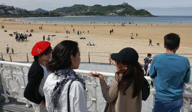 Grupo de turistas en la playa de la Concha de San Sebastián