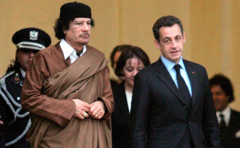 Fotografía de archivo fechada el 10 de diciembre de 2007 que muestra al entonces presidente francés, Nicolas Sarkozy (d), y al líder libio Muamar Gadafi durante una reunión en el Palacio del Elíseo, en París